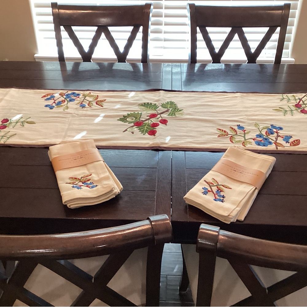 Williams Sonoma Harvest Woodland Floral Embroidered Table Runner and Napkin Set